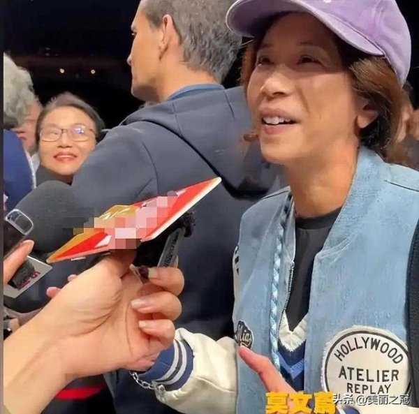 金配资 54岁莫文蔚和老公看演出，素颜被评又老又丑约翰纳斯却给足安全感