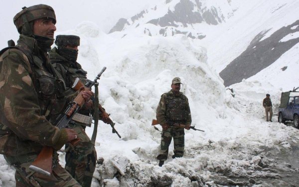 捷希源 中印边境部队营房差距，美媒：住帐篷的，拿啥和住保温营房的对抗